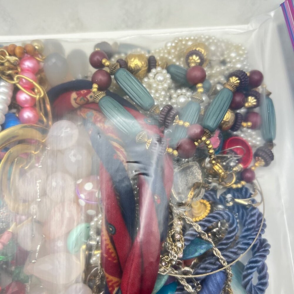 Mixed Estate Lot 2.1lb Necklaces Earrings Bracelets Wearable Sellable 1980-2000s - Picture 7 of 12